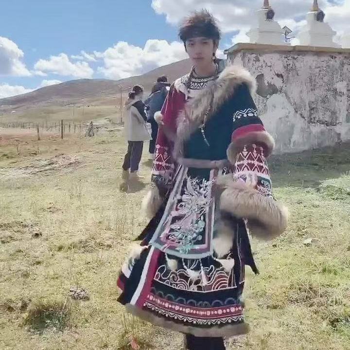 Photography Of A Man - ชุดคลาสสิกแบบทิเบตปักลายสำหรับผู้ชายและผู้หญิง เสื้อผ้าคอปกขนสัตว์แบบดั้งเดิม ชุดคู่รักสำหรับการเดินทาง งานแต่งงาน ถ่ายภาพ ชุดฮันฝู